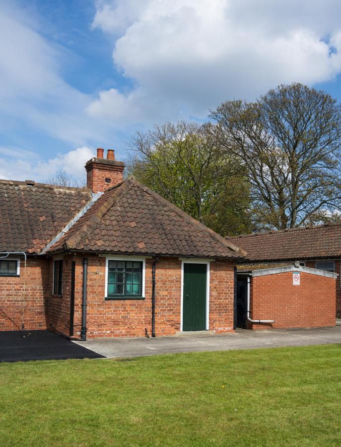 The Stable Suite At York Racecourse Exterior photo