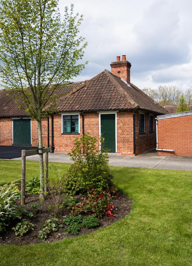 The Stable Suite At York Racecourse Exterior photo