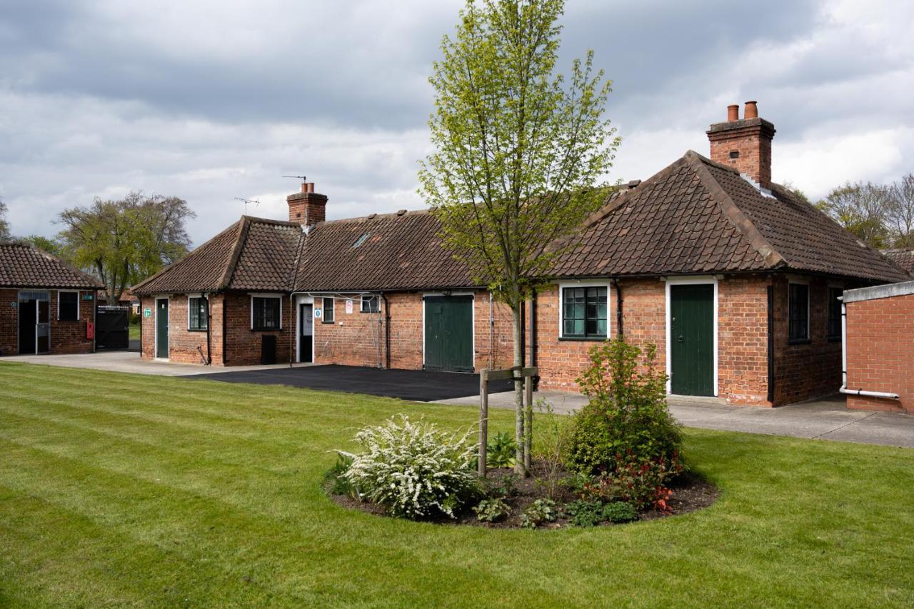 The Stable Suite At York Racecourse Exterior photo