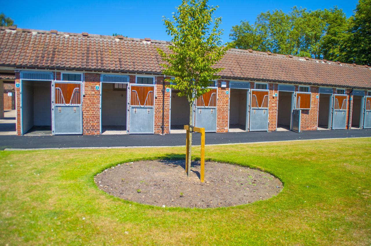 The Stable Suite At York Racecourse Exterior photo